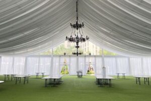 Inspirasi Dekorasi Tenda Pernikahan Outdoor yang Elegan dan Modern